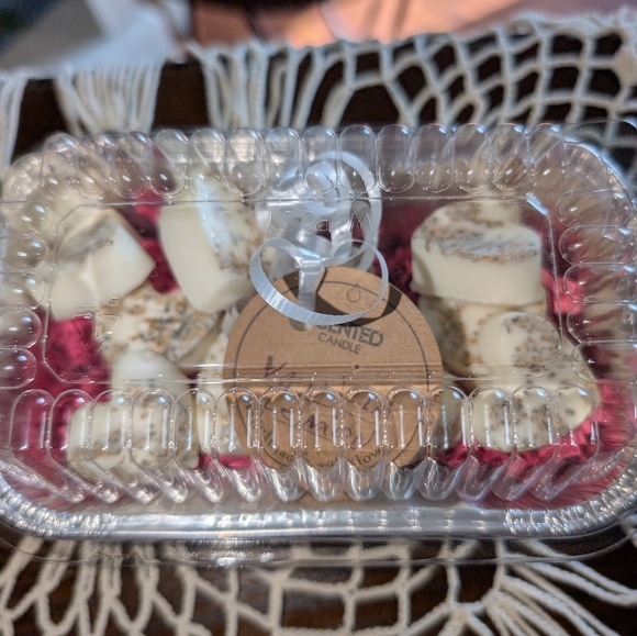 Hand Poured Heart-Shaped Soy Wax Melts - Picture 4 of 6